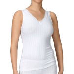 Calida Etude Singlet. En behagelig singlet i ribbet materiale, med blonder foran.
Fint under dressjakken, eller varmende under når det er kaldt...