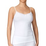 Calida Etude Singlet. En behagelig singlet i ribbet materiale, med blonder foran og smale skulderstropper.
Fint under dressjakken, eller varmen...